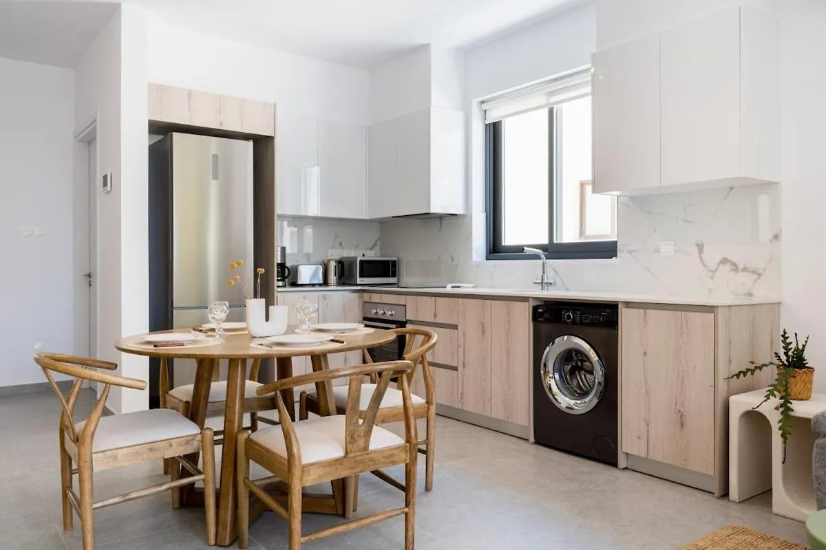 Solenne - Stylish 2-Br Apartment & Balcony In Lárnaka