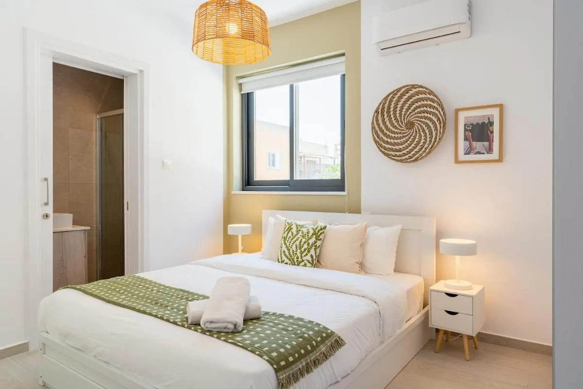 Solenne - Stylish 2-Br Apartment & Balcony In Lárnaka 0*,  Ciprus
